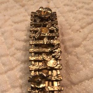 💛 Gold tone metal floral relief decorated spring hair clip